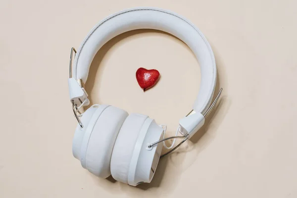 White Modern Headphones Listening Music — Stock Photo, Image