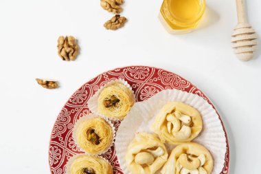 Baklava tatlı tatlı. Kıyılmış fındık ile dolu ve şekerli ve şurubu veya bal ile birlikte düzenlenen filo kat pasta yaptı