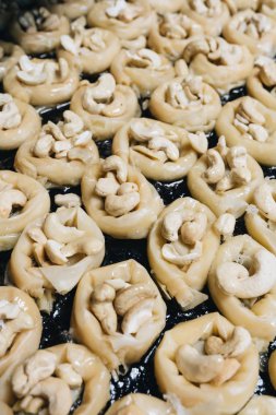 Baklava tatlı tatlı. Kıyılmış fındık ile dolu ve şekerli ve şurubu veya bal ile birlikte düzenlenen filo kat pasta yaptı