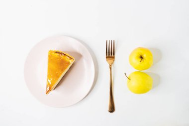 Sağlıklı beslenme. Ağırlık kontrolü. Elma çatalla beyaz arka plana karşı. Sağlıklı gıda konsepti. 