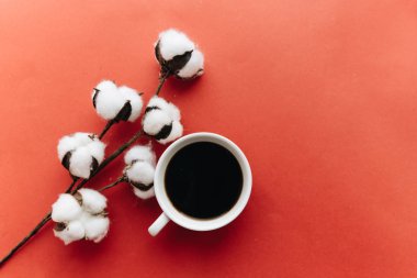 koyu arka plan üzerinde siyah kahve ve pamuk çiçek fincan 