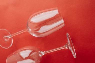 Kırmızı arkaplanda bir çift temiz şarap kadehi