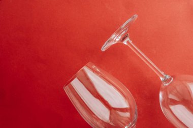 Kırmızı arkaplanda bir çift temiz şarap kadehi