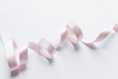 Beyaz arka planda açık pembe şerit dekorasyon