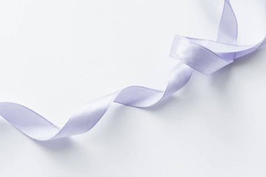 beyaz arka plan üzerinde açık mor kurdele dekorasyon