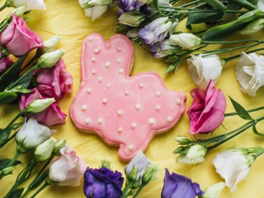 Ev yapımı Paskalya kurabiyeleri. Paskalya tatili konsepti 