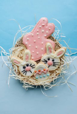 Ev yapımı Paskalya kurabiyeleri. Paskalya tatili konsepti 