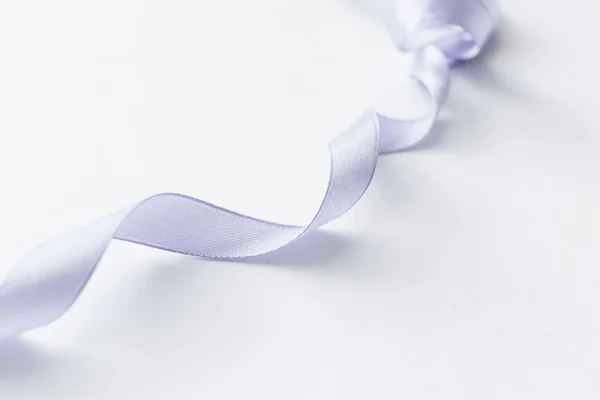 Світло Фіолетова Стрічка Прикраса Білому Тлі — стокове фото