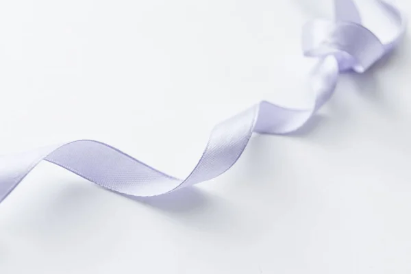 Decorazione Nastro Viola Chiaro Sfondo Bianco — Foto Stock