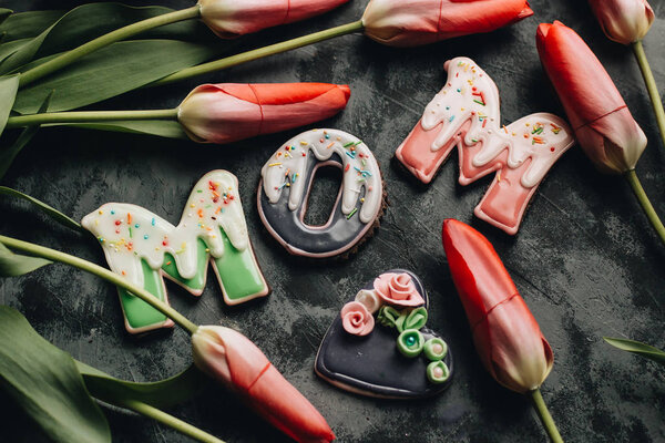 красивые красные тюльпаны и розовые буквы мама украшения, шаблон поздравительной открытки
 