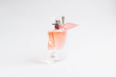 Beyaz arka planda bir şişe parfüm.