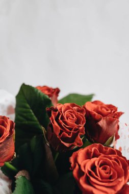 Güzel bahar buketi, kırmızı güller, zarif çiçek süslemeleri.