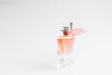 Beyaz arka planda bir şişe parfüm.