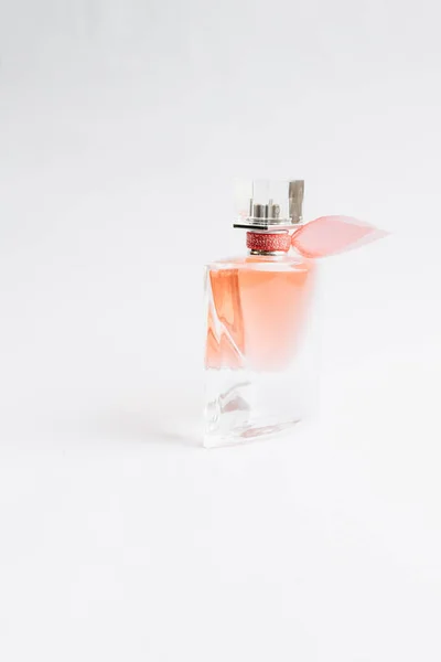 Bouteille Parfum Sur Fond Blanc — Photo