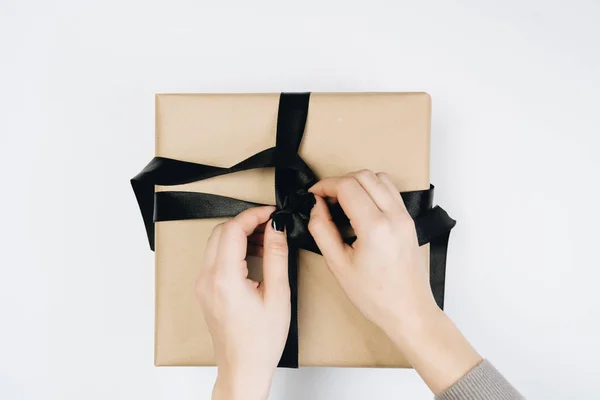 Gedeeltelijke Weergave Van Vrouw Koppelverkoop Lint Doos Van Gift Geïsoleerd — Stockfoto