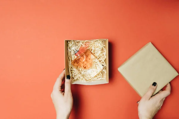 Manos Femeninas Con Caja Regalo — Foto de Stock