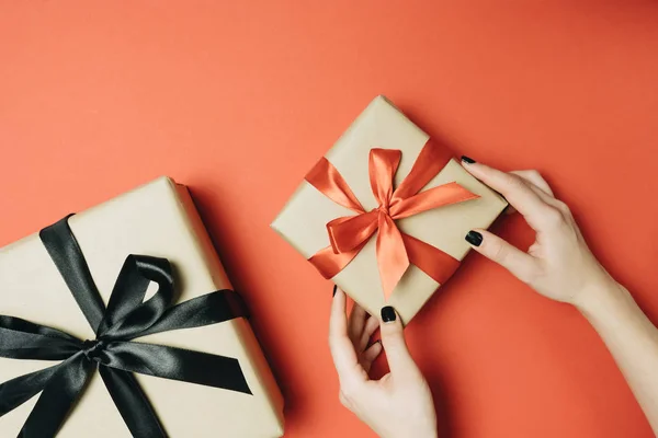 Gedeeltelijke Weergave Van Vrouw Strikken Lint Gift Box Geïsoleerd Rood — Stockfoto