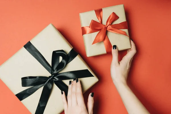 Gedeeltelijke Weergave Van Vrouw Strikken Lint Gift Box Geïsoleerd Rood — Stockfoto