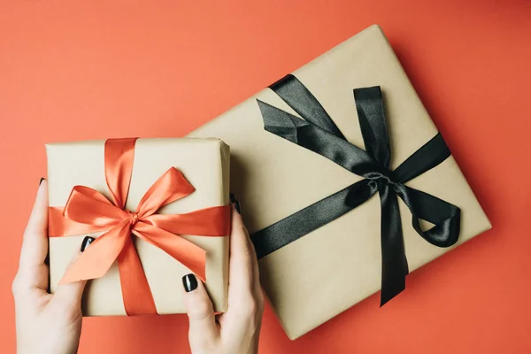 Gedeeltelijke Weergave Van Vrouw Strikken Lint Gift Box Geïsoleerd Rood — Stockfoto