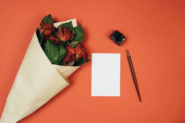 Belo Buquê Com Rosas Vermelhas Cartão Branco Caneta Tinta Para — Fotografia de Stock