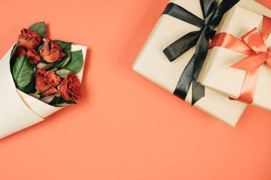  Kırmızı güllü güzel bir buket. Kutlama kadını günü. Hediye