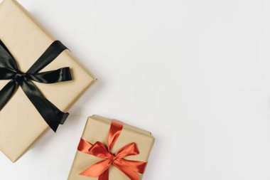 Beyaz üzerinde izole edilmiş hediye kutusu görüntüsü