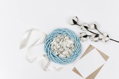 Mutlu Paskalyalar. Yumurtalar, beyaz arka planda yuva. Üst Manzara. Metin. Tatil konsepti için boşluk kopyala