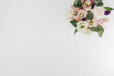 Yumuşak çiçekli güzel bahar buketi 