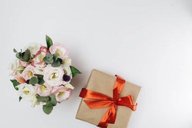 Güzel bahar çiçekleri ve paketlenmiş hediye kutusuyla