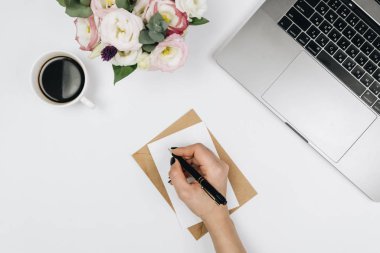 Bilgisayarlı çalışma yeri. Beyaz arkaplan 