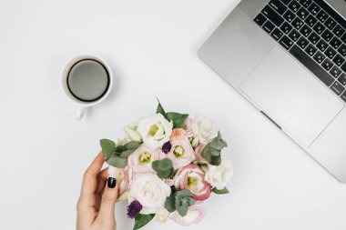 Laptop, kahve ve çiçeklerle dolu bir iş yeri. Beyaz arkaplan 
