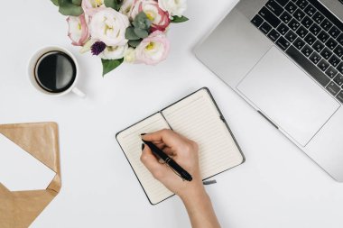 Bilgisayarlı çalışma yeri. Beyaz arkaplan 