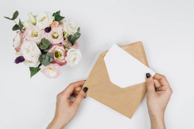 İçinde çiçekler olan bir zarf. Üst Manzara. Mektup yazıyorum. Mesaj. 8 Mart