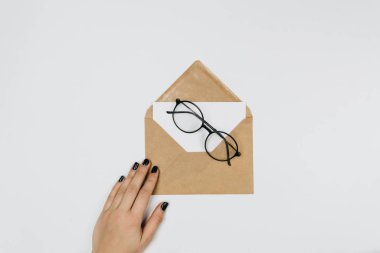 Beyaz arka planda zarf. Mektup yazıyorum.. 