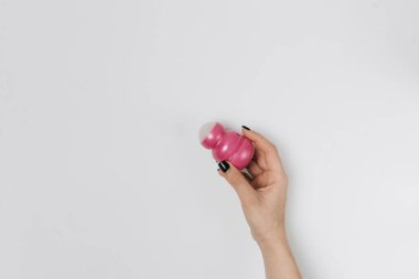 Pembe kapağı açık rulo deodorant. 