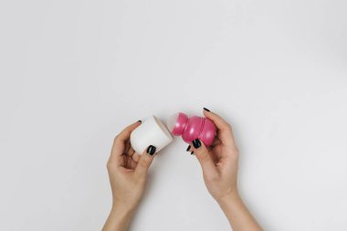 Pembe kapağı açık rulo deodorant. 