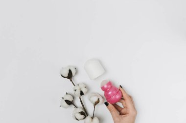 Pembe kapağı açık rulo deodorant. 