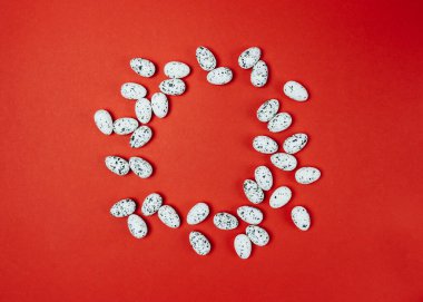 Yumurtadan yapılmış Paskalya kompozisyonu. Yaratıcı tatil konsepti