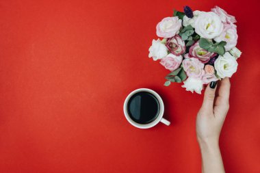 Kırmızı çiçekli bir fincan kahvenin en üst görüntüsü