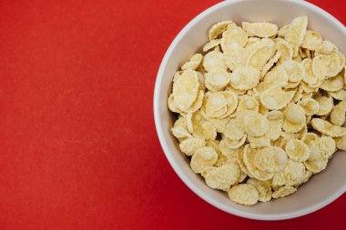 Mısır gevrekli bir kaseye yakın çekim