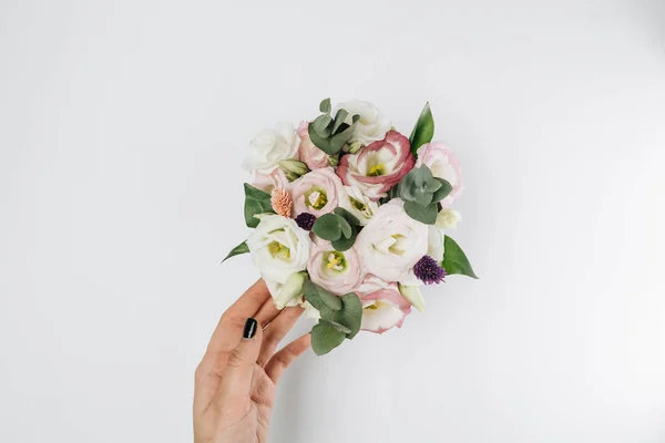Weibliche Hand Berührt Schönen Frühlingsstrauß Mit Zarten Blumen — Stockfoto