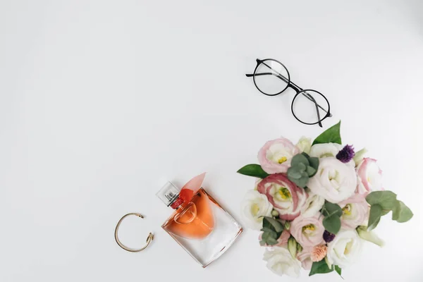 Garrafa Perfume Buquê Flores Sobre Fundo Branco — Fotografia de Stock