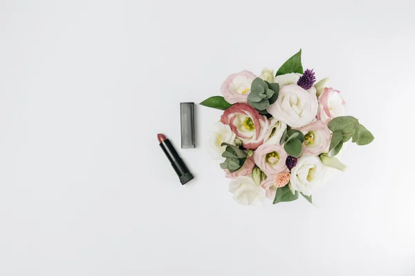 Blumenstrauß Und Lippenstift Auf Weißem Hintergrund — Stockfoto