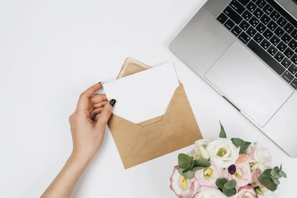 Envelope Com Flores Vista Superior Escrever Uma Carta Laptop Mesa — Fotografia de Stock