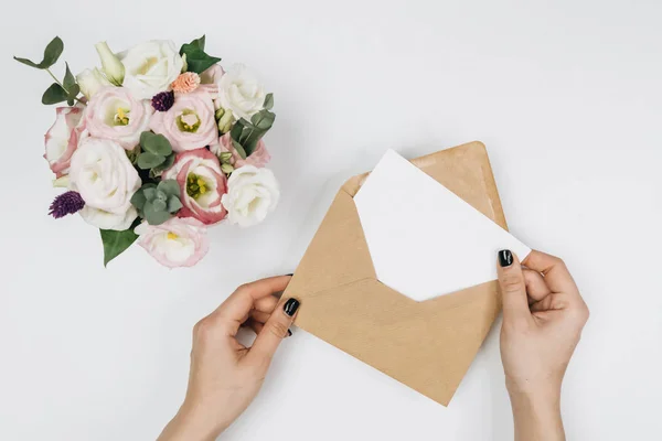 Envelope Com Flores Vista Superior Escrever Uma Carta Mensagem Março — Fotografia de Stock