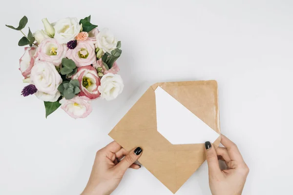 Envelope Com Flores Vista Superior Escrever Uma Carta Mensagem Março — Fotografia de Stock