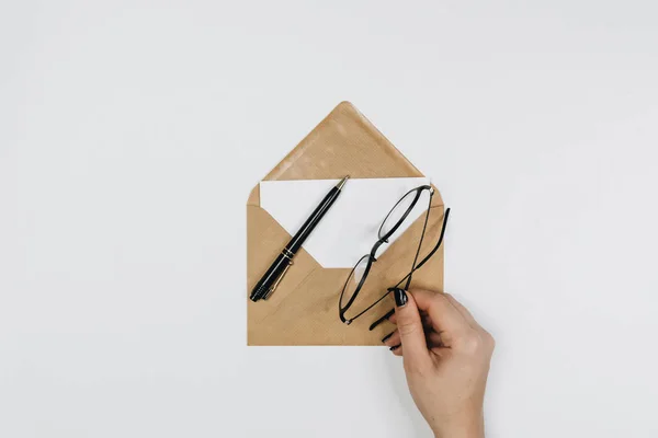 Envelope Sobre Fundo Branco Escrever Uma Carta — Fotografia de Stock