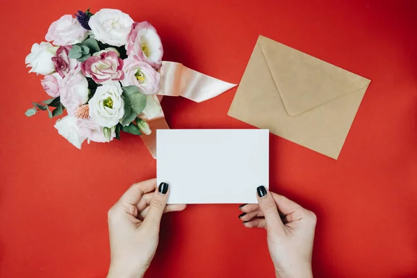 Envelope Com Flores Vista Superior Escrever Uma Carta Mensagem Março — Fotografia de Stock