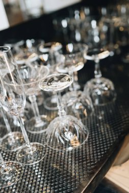 içinde pek çok temiz kadehlerin bar, profesyonel ekipman 