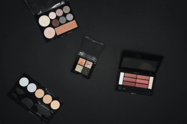 Siyah arkaplanda makyaj için birçok profesyonel kozmetik 